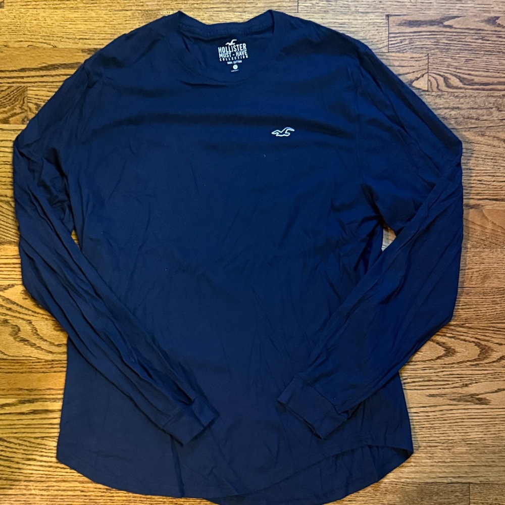 Hollister Men's Dark Blue Long Sleeve Tee